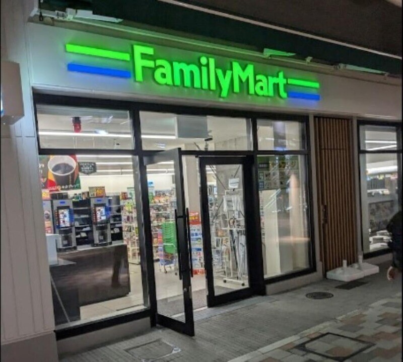 コンビニ　ファミリーマート箕面萱野駅前店（コンビニ）まで527m