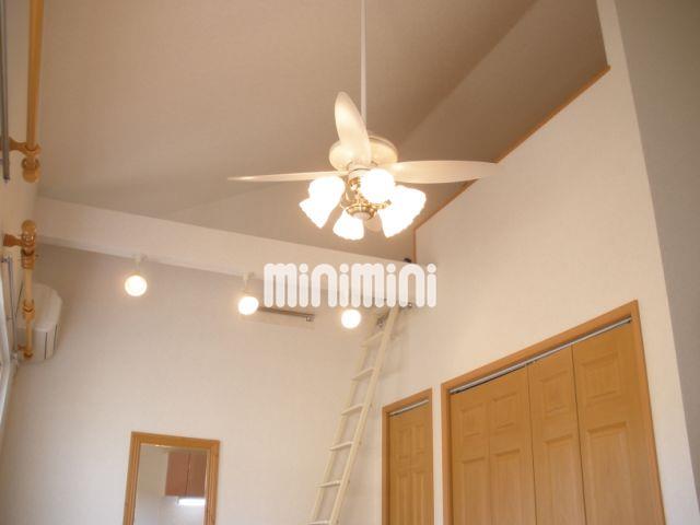 その他　ロフトへの眺め。照明には旋風機能が付いてます。