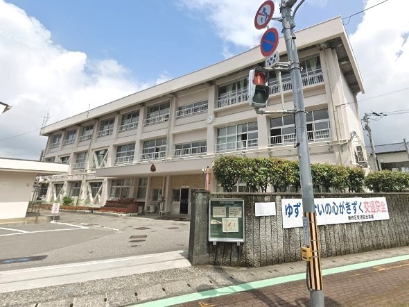 小学校　高知市立秦小学校（小学校）まで1063m