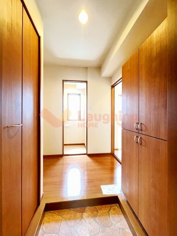 玄関　同物件の別部屋写真です