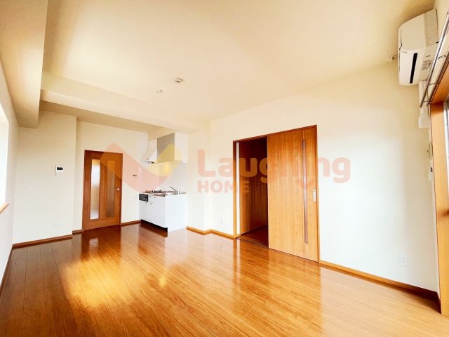 居室・リビング　同物件の別部屋写真です