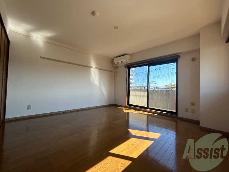 居室・リビング　１０帖の洋室です。居心地の良さそうなお部屋ですね。