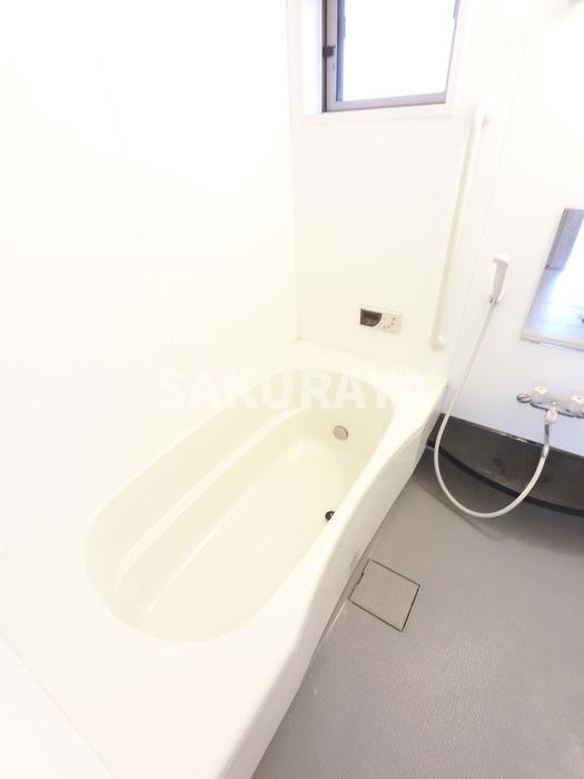 バス・シャワールーム　大きい浴槽なので、お風呂好きにはピッタリです。