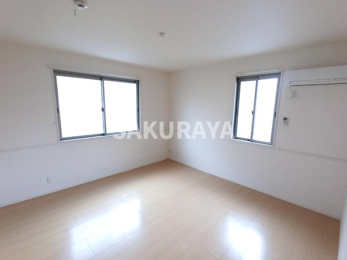 居室・リビング　明るいフローリングフロアです。