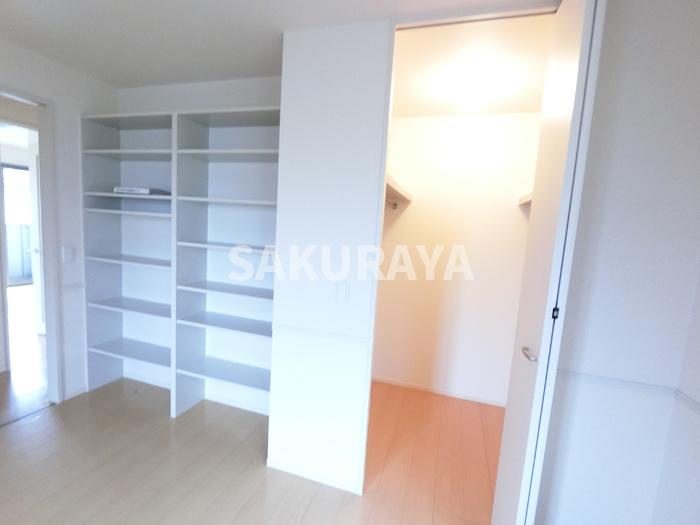 収納　衣類から大きな荷物までたくさん収納できます。