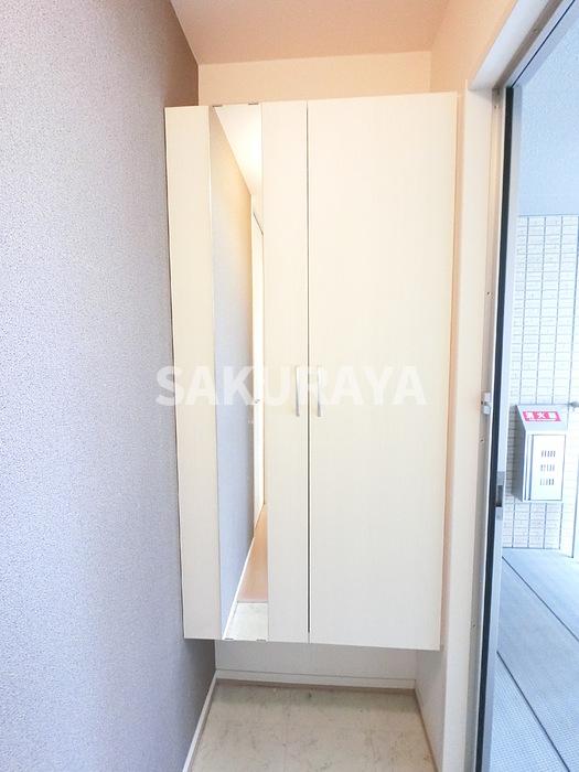 玄関　広めのＢoxは収納力ばっちり。トールタイプのミラーついてます