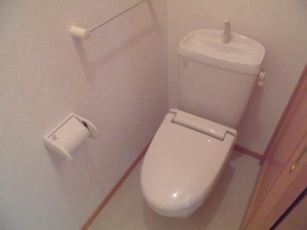 トイレ　温水シャワー付きトイレです