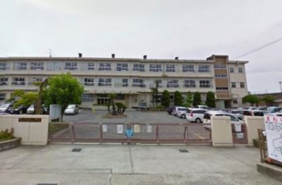 小学校　岡山市立富山小学校（小学校）まで907m