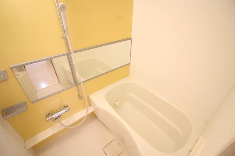 バス・シャワールーム　明るい雰囲気のお風呂で寛げます♪