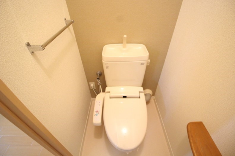 トイレ　温水洗浄暖房便座付きトイレです