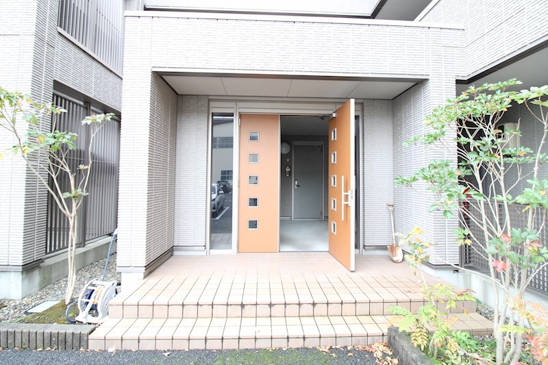 エントランス　高級感のあるエントランスです。