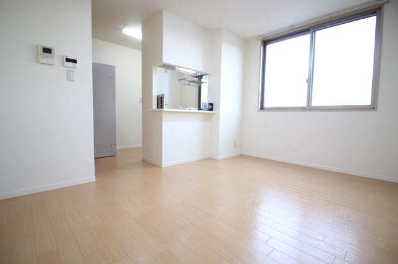 居室・リビング　南向きの窓から明るい光が入るお部屋です☆