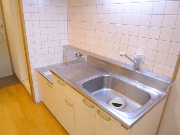 キッチン　掲載写真はリフォーム前のフローリングです。