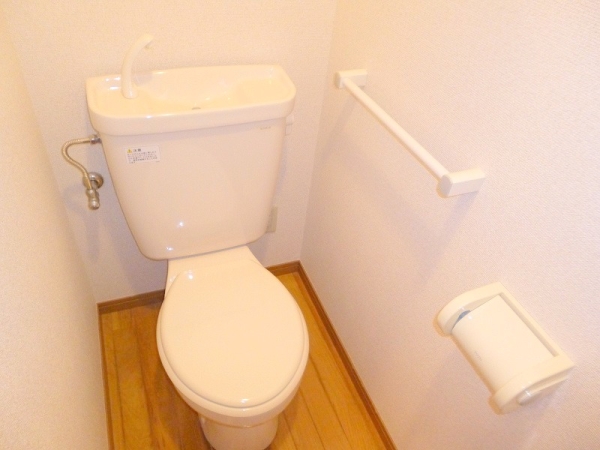 その他　掲載写真はリフォーム前の便座・フローリングです。