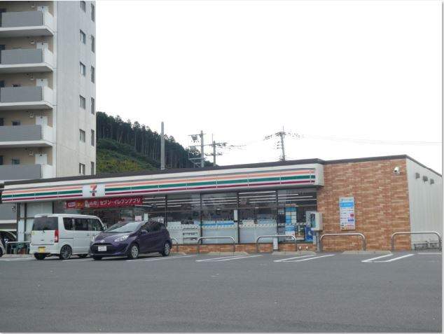 コンビニ　セブンイレブン（コンビニ）まで925m
