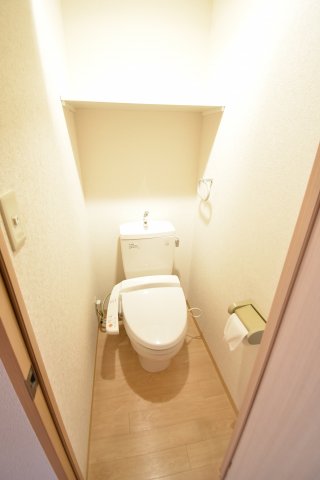 トイレ　別号室画像。ご参考下さい