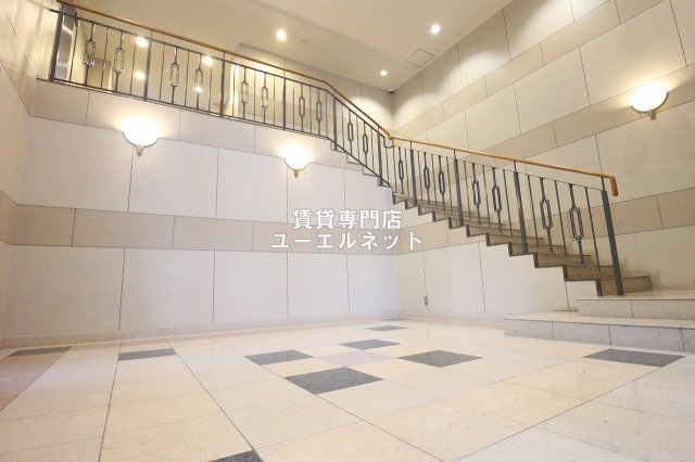 エントランス　毎日通る場所だからこそ、洗練された空間に