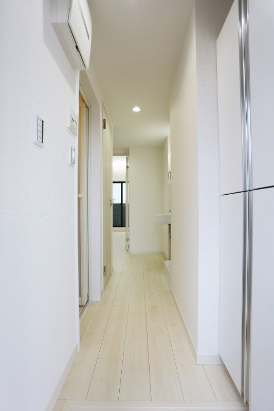 その他　玄関からはすぐに部屋が見えないのはいいですね