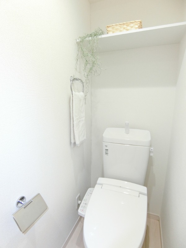 トイレ　温水洗浄便座　棚もあるのでトイレがすっきりご利用いただけます