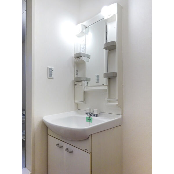 洗面設備　室内写真は別部屋の写真です。