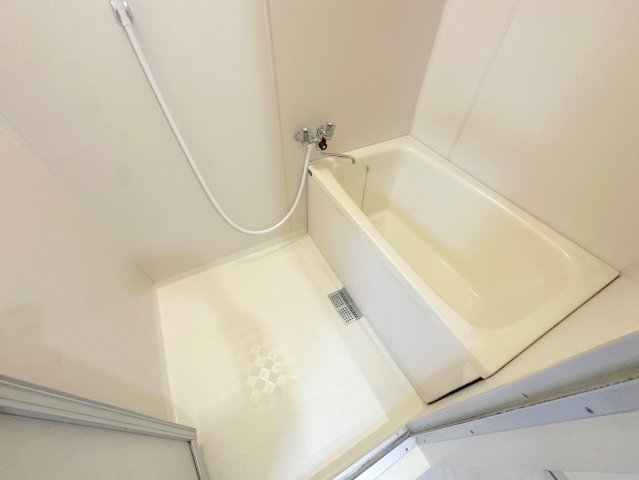 バス・シャワールーム　広めのお風呂は一日の疲れを癒してくれます。