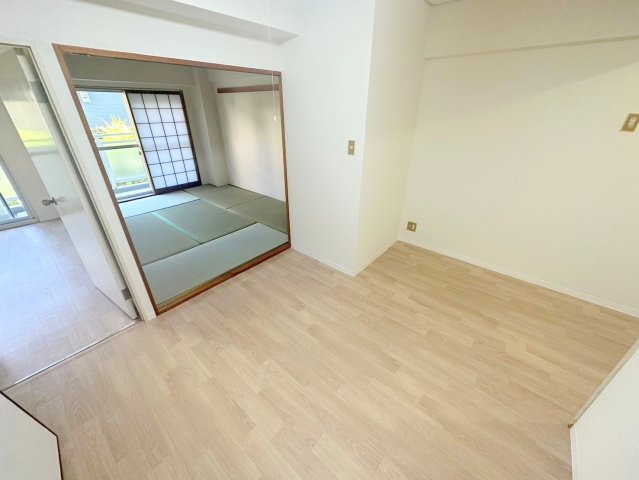 居室・リビング　明るく広々としたリビングです。