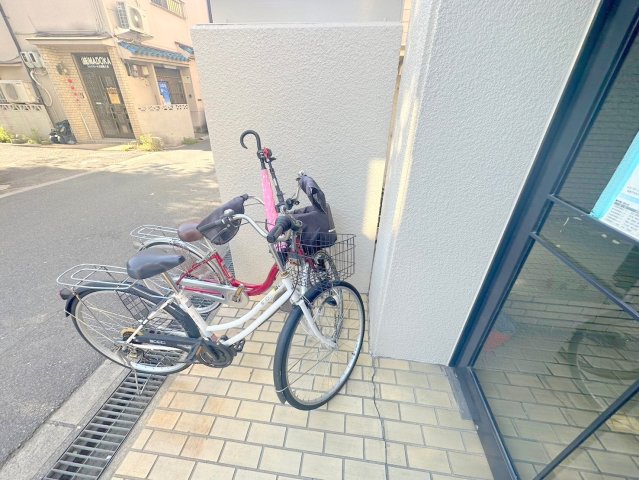 駐車場　敷地内には入居者専用の駐輪スペースもあります。