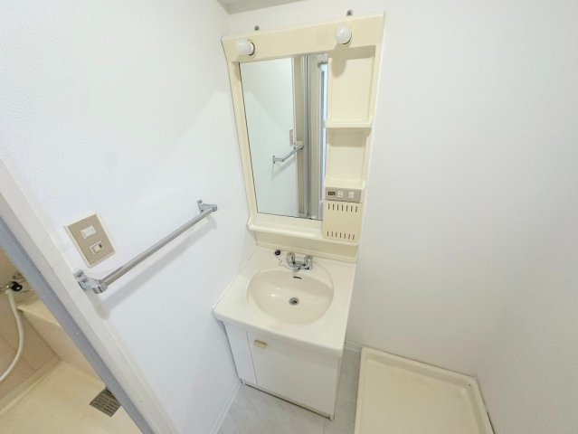 洗面設備　身支度が出来る独立洗面台です。