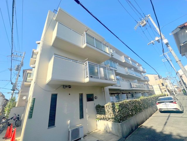 建物外観　閑静な住宅地にある、落ちついた色合いのキレイな建物です。