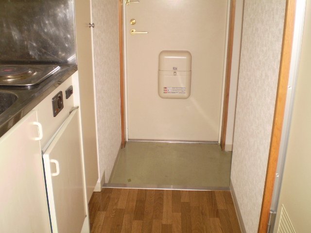 玄関　同物件別号室のものです。
