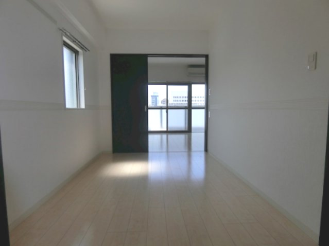 その他部屋・スペース　開放的な寝室です