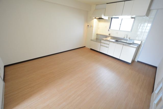 居室・リビング　床色が落ち着いた色合いで綺麗です♪