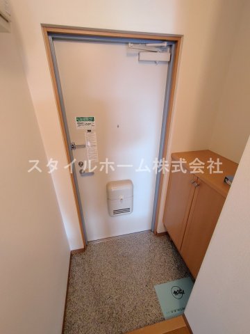 玄関　別部屋写真です。
