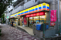 コンビニ　ミニストップ 千早町4丁目店（コンビニ）まで320m