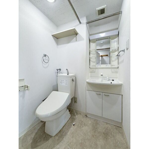 トイレ　※写真は別号室です。