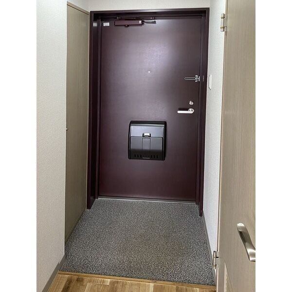 玄関　※写真は別号室です。