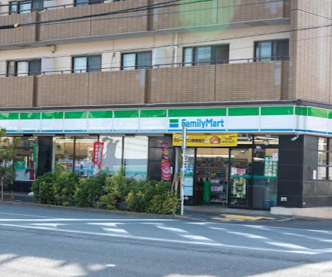 コンビニ　ファミリーマート 新代田駅前店（コンビニ）まで398m