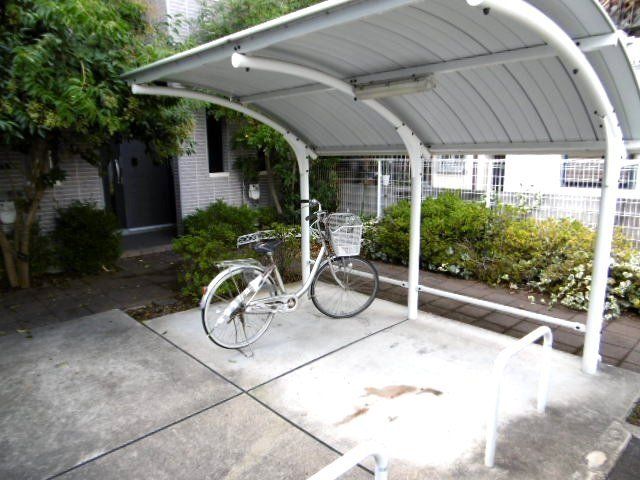 その他共有部分　屋根付きの駐輪場があります。