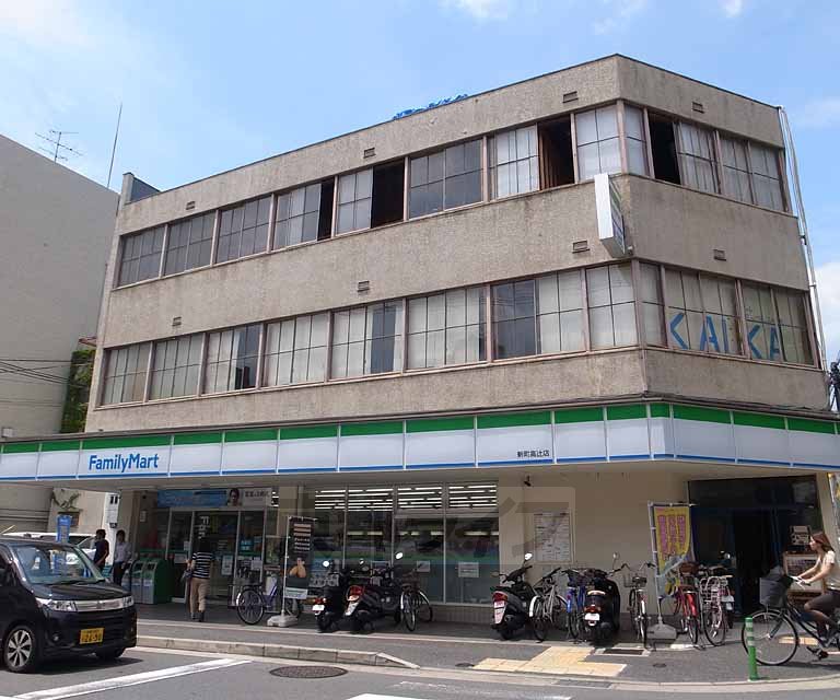 コンビニ　ファミリーマート新町高辻店（コンビニ）まで300m