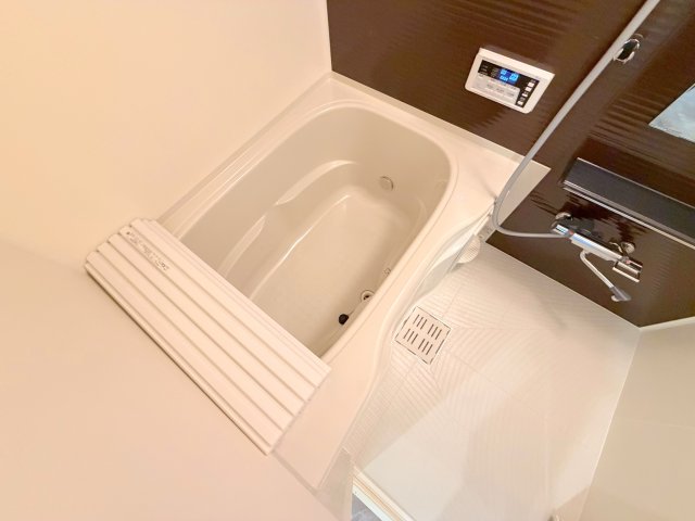 バス・シャワールーム　広めのお風呂は一日の疲れを癒してくれます。