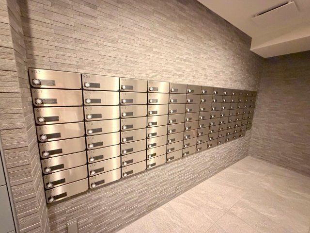 ロビー　ロビーにある各部屋毎のメールボックス。