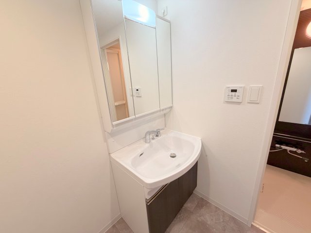 洗面設備　身支度が出来る独立洗面台です。