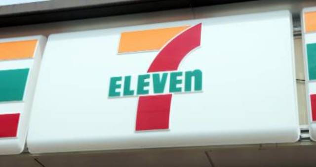 コンビニ　セブンイレブン南海泉佐野駅店（コンビニ）まで394m