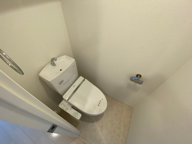 トイレ　落ち着いた色調のトイレです