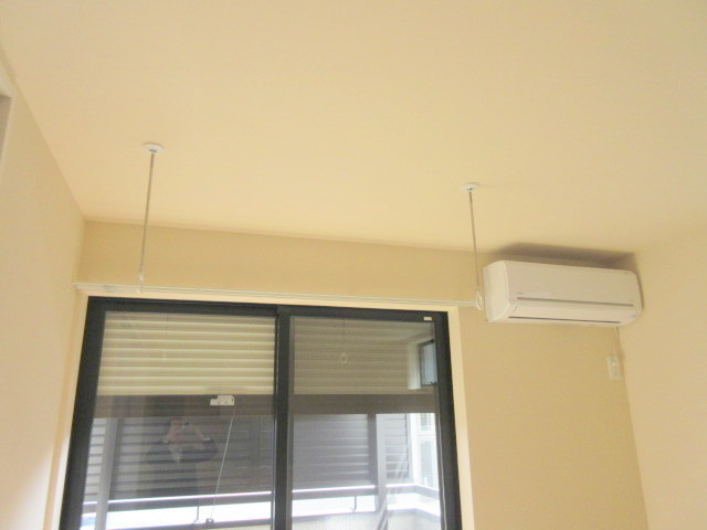 その他設備　安心防犯シャッター付雨の日の部屋干しに室内物干しフック