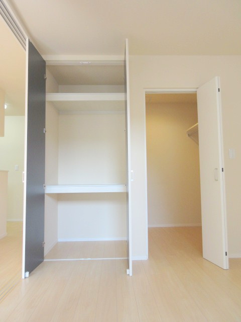 その他部屋・スペース　壁一面に大型収納のあるお部屋