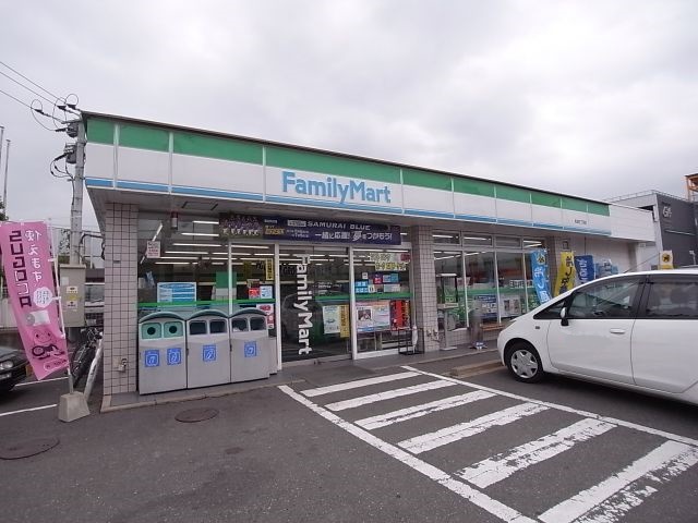 コンビニ　ファミリーマート 松田三丁目店（コンビニ）まで182m