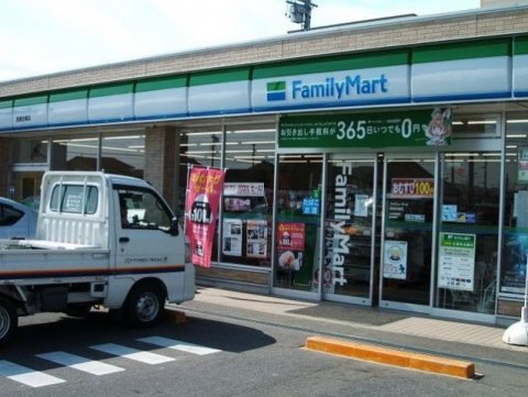 コンビニ　ファミリーマート 西尾住崎店（コンビニ）まで554m
