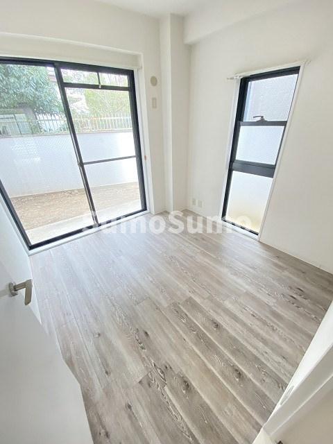 その他部屋・スペース　落ち着いた色調の寝室です