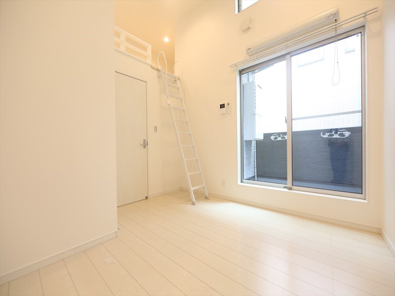 居室・リビング　洋室5.9帖　ロフト4.6帖（収納にも使えます）　同仕様写真